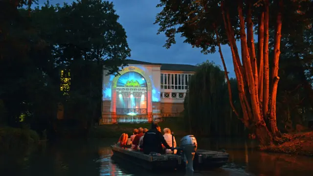 Balade En Barque Metamorpheauses Chalons Cirque Spectacle © Christophe Manquillet