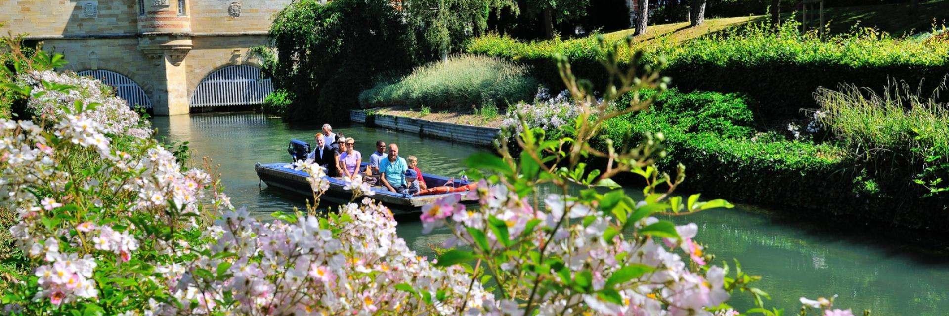 Balade En Barque Eaudyssee Printemps Fleurs Chateau Du Marche © David Billy