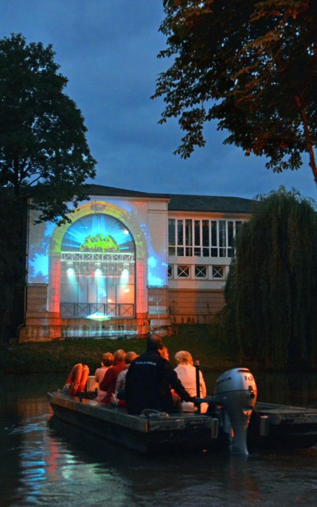 Balade En Barque Metamorpheauses Chalons Cirque Spectacle © Christophe Manquillet