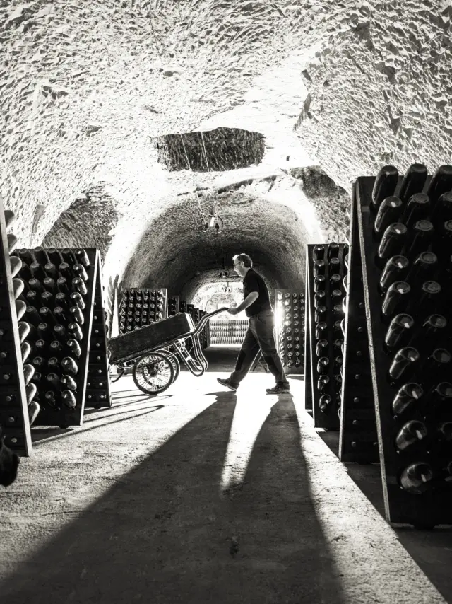 Champagne Joseph Perrier Caves Noir Et Blanc