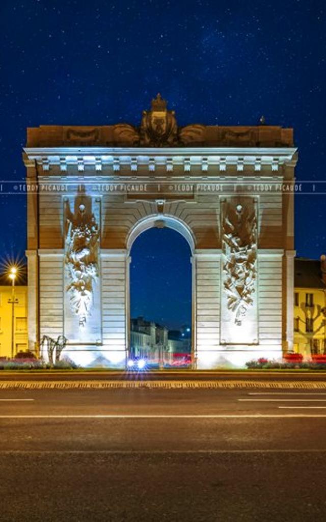 La Porte Sainte Croix By Night