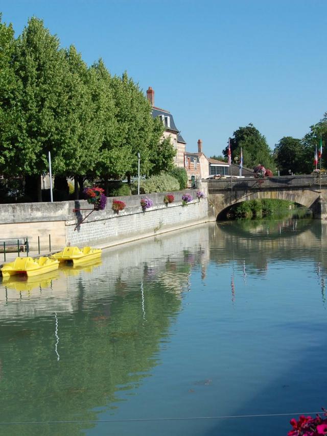 Sainte Menehould Argonne Au Fil De L Aisne Pedalos